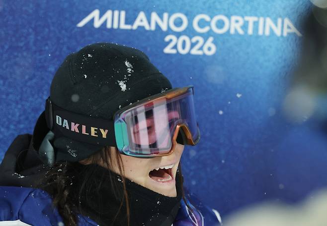 12일(현지시간) 이탈리아 리비뇨 스노파크에서 열린 2026 밀라노-코르티나담페초 동계올림픽 스노보드 여자 하프파이프 결승에서 최가온이 3차시기에서 1위로 올라선 뒤 포효하고 있다. [연합뉴스]