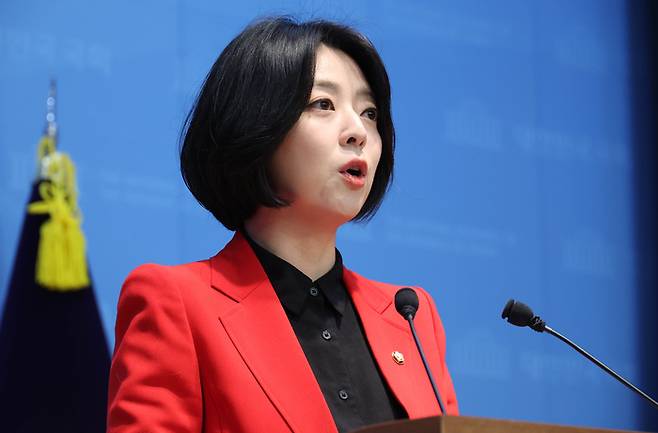 배현진 국민의힘 의원이 13일 오후 서울 여의도 국회 소통관에서 기자회견을 열고, 자신에 대한 당 윤리위의 ‘당원권 정지 1년’에 대해 입장 발표를 하고 있다. [뉴시스]