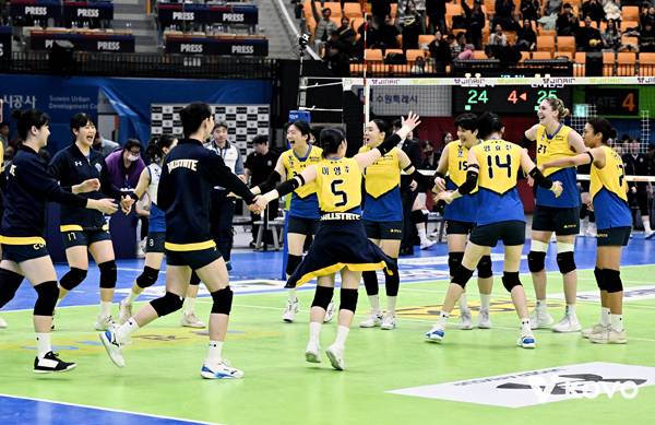현대건설 선수들이 승리를 확정한 뒤 기뻐하고 있다. 사진 제공= KOVO