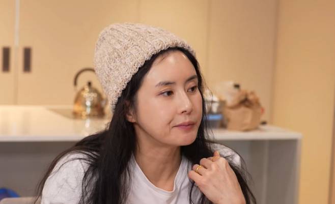 배우 최정윤이 5살 연하 비연예인과 재혼했다고 밝혔다. 사진은 유튜브 채널 '투잡뛰는 최정윤'에 출연한 최정윤의 모습. /사진=유튜브 '투잡뛰는 최정윤' 영상 캡처