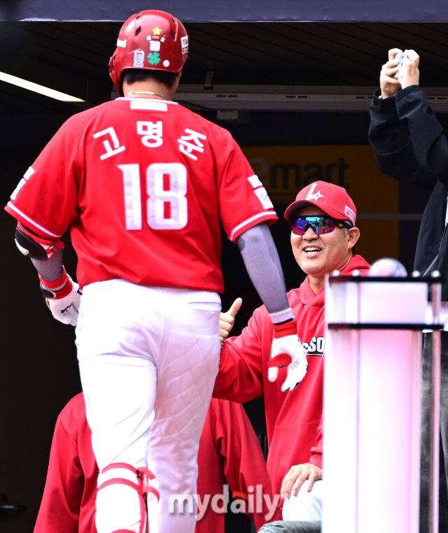 2025년 10월 11일 오후 인천 SSG랜더스필드에서 '2025 신한 SOL Bank KBO 포스트시즌' 삼성 라이온즈와 SSG 랜더스의 준플레이오프 2차전이 열렸다. SSG 고명준이 2회말 1사 후 솔로 홈런을 친 뒤 이숭용 감독의 축하를 받고 있다./마이데일리