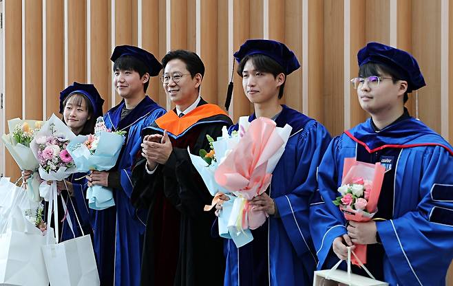 배경훈 부총리 겸 과기정통부 장관이 DGIST 졸업생들을 축하해주고 있다.[DGIST 제공]