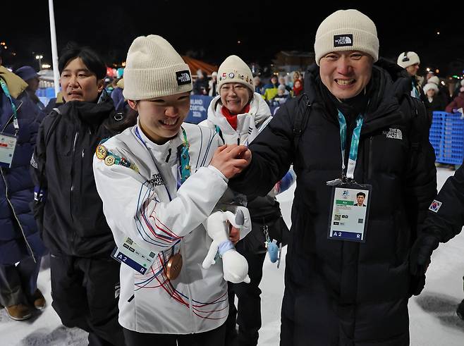 9일(현지 시각) 2026 밀라노-코르티나담페초 동계올림픽 스노보드 여자 빅에어 시상식에서 동메달을 차지한 유승은이 축하를 받고 있다. [연합]
