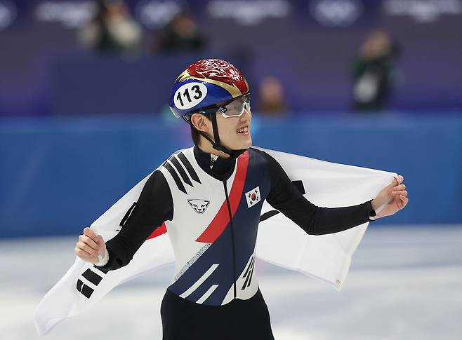 12일(현지 시각) 이탈리아 밀라노 아이스스케이팅 아레나에서 열린 2026 밀라노ㆍ코르티나담페초 동계올림픽 쇼트트랙 남자 1000m 결승에서 동메달을 획득한 임종언이 태극기를 몸에 두르고 기뻐하고 있다. [연합]