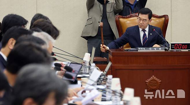 [서울=뉴시스] 김금보 기자 = 신정훈 국회 행정안전위원회 위원장이 12일 오후 서울 여의도 국회에서 행정통합 의결을 위해 열린 전체회의에서 의사봉을 두드리고 있다. 2026.02.12. kgb@newsis.com