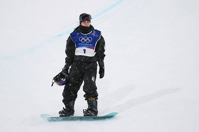 [리비뇨=AP/뉴시스] 최가온이 12일(현지 시간) 이탈리아 리비뇨 스노파크에서 열린 2026 밀라노·코르티나담페초 동계올림픽 스노보드 여자 하프파이프 결승 경기 도중 넘어진 뒤 내려오고 있다. 2026.02.13.