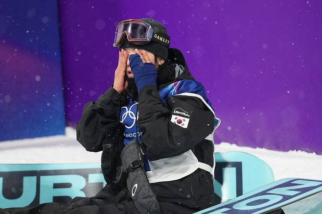 [리비뇨=AP/뉴시스] 최가온이 12일(현지 시간) 이탈리아 리비뇨 스노파크에서 열린 2026 밀라노·코르티나담페초 동계올림픽 스노보드 여자 하프파이프 결선 경기를 마친 뒤 점수를 확인하며 놀란 반응을 보이고 있다. 최가온은 1차 시기에서 크게 넘어져 충격을 안겼으나 3차 시기에서 90.25점을 획득해 강력한 우승 후보 클로이 김(미국)을 제치고 금메달을 목에 걸었다. 최연소 금메달 기록도 갈아치운 그는 시상식 도중 애국가가 흘러나오자, 끝내 눈물을 흘렸다. 2026.02.13.