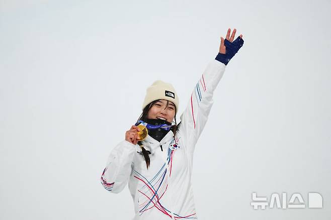 [리비뇨=AP/뉴시스] 최가온이 12일(현지 시간) 이탈리아 리비뇨 스노파크에서 열린 2026 밀라노·코르티나담페초 동계올림픽 스노보드 여자 하프파이프 결승에서 금메달을 획득한 뒤 기뻐하고 있다. 2026.02.13.