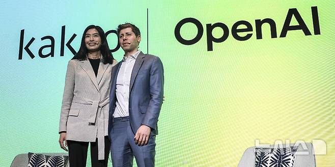 [서울=뉴시스] 정병혁 기자 = 정신아 카카오 대표와 샘 올트먼 오픈AI 최고경영자가 4일 서울 중구 플라자호텔에서 열린 카카오 기자간담회를 마친 뒤 기념촬영을 하고 있다. 2025.02.04. jhope@newsis.com