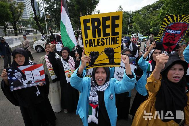 [AP/뉴시스] 13일 인니 무슬림 활동가들이 자카르타 미 대사관 앞에서 팔레스타인 지지 시위를 벌이고 있다