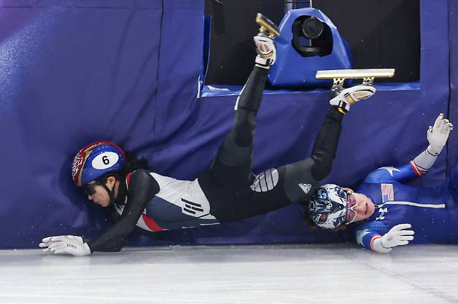 넘어지며 펜스에 부딪히는 김길리. 연합뉴스