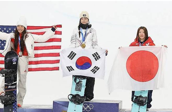 시상대에 오른 클로이 김(왼쪽부터), 최가온, 오노 미츠키. 연합뉴스