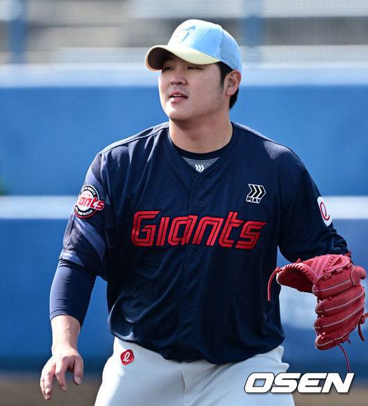 [OSEN=미야자키(일본), 지형준 기자]&nbsp;23일 일본 미야자키현 니치난시 난고스타디움에서 롯데 자이언츠와 일본프로야구 세이부 라이온스의 연습경기가 열렸다.롯데는 지난 20일을 마지막으로 대만 타이난 1차 스프링캠프를 마무리 지었다. 22일 일본 미야자키로 이동한 롯데는 구춘 미야자키 베이스볼 게임즈 리그에 참가한다. 구춘리그에서는 지바 롯데 마린스, 세이부 라이온즈, 소프트뱅크 호크스, 오릭스 버팔로즈 등 일본프로야구(NPB) 구단들, 그리고 KBO리그 두산 베어스 등과 총 5경기를 치른다. 아울러 자매구단인 지바 롯데와의 교류전도 1경기 치른다. 미야자키에서 총 6차례의 실전 경기를 치르고 귀국해 시범경기와 정규시즌을 준비한다.3회말 롯데 한현희가 세이부 무라타에 역전 스리런포를 허용하며 아쉬워하고 있다. 2025.02.23 /jpnews@osen.co.kr