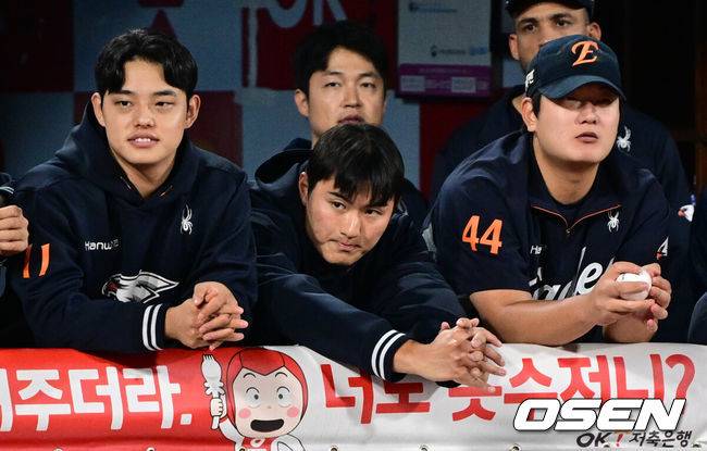 [OSEN=수원, 조은정 기자]3일 수원 KT위즈파크에서 ‘2025 신한 SOL Bank KBO리그’ KT 위즈와 한화 이글스의 시즌 최종전이 열렸다.KT가 오늘 경기를 승리하더라도 NC가 창원에서 SSG 랜더스를 제압하면 NC가 5위로 가을야구 막차를 탄다. KT가 5위가 될 수 있는 경우의 수는 총 3가지로, KT가 한화를 꺾고 NC가 SSG에 패하거나 무승부를 거두면 KT가 6년 연속 가을 무대를 밟는다. KT가 무승부를 거두고 NC가 패해도 5위는 KT의 차지다. 한화전을 내줄 경우 창원 경기 결과와 관계없이 가을야구 진출이 좌절된다.한화 박준영(가운데)이 9회말 경기를 지켜보고 있다. 2025.10.03 /cej@osen.co.kr