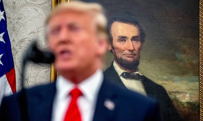 도널드 트럼프 미국 대통령은&nbsp;‘위대한 에이브러햄 링컨 대통령과는 정반대의 정치꾼’이란 세간의 혹평에도 불구하고 링컨을 깊이 존경하며 자신을 곧잘 링컨과 비교하곤 한다. 사진은 트럼프가 링컨의 초상화 앞에서 연설하는 모습. AP연합뉴스