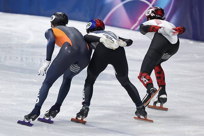 12일(현지시간) 이탈리아 밀라노 아이스스케이팅 아레나에서 열린 2026 밀라노ㆍ코르티나담페초 동계올림픽 쇼트트랙 남자 1,000m 준준결승에 출전한 황대헌이 네덜란드 퇸 부르와 접촉하고 있다. 연합뉴스