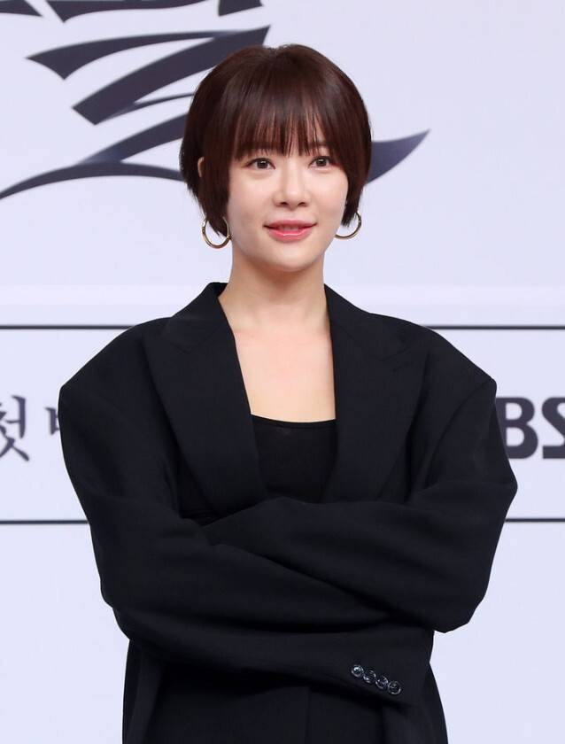 네티즌들이 황정음을 곱지 않은 시선으로 바라보는 이유는 그의 '43억원 횡령 사건'이 있기 때문으로 보인다. 뉴시스