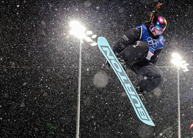 스노보드 최가온이 12일(현지시간) 이탈리아 리비뇨 스노파크에서 열린 2026 밀라노·코르티나담페초 동계올림픽 스노보드 여자 하프파이프 결선 1차전 경기를 펼치고 있다. 리비뇨=뉴스1