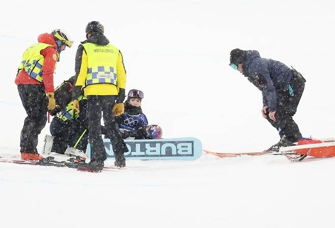 크게 넘어진 1차시기 - 12일(현지시간) 이탈리아 리비뇨 스노파크에서 열린 2026 밀라노-코르티나담페초 동계올림픽 스노보드 여자 하프파이프 결승에서 최가온이 1차시기 크게 넘어진 뒤 일어나고 있다. 2026.2.13 연합뉴스
