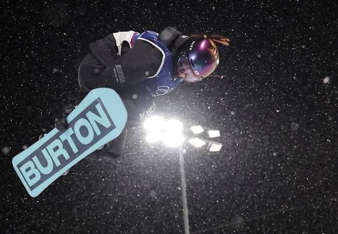 하프파이프 최가온 결선 1차 시기 - 12일(현지시간) 이탈리아 리비뇨 스노파크에서 열린 2026 밀라노·코르티나담페초 동계 올림픽 스키 스노보드 여자 하프파이프 결선에서 최가온이 1차 시기 묘기를 선보이고 있다. 2026.2.13 연합뉴스