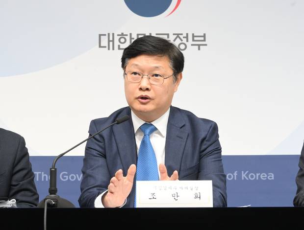 조만희 재정경제부 세제실장이 12일 정부세종청사에서 양도소득세 중과 유예 조치 종료 및 보완 추진 방안을 발표하고 있다. 사진 제공=재정경제부