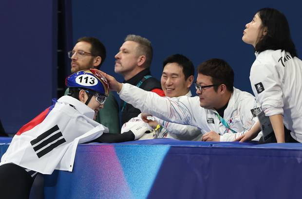 임종언이 12일(현지 시간) 이탈리아 밀라노 아이스스케이팅 아레나에서 열린 2026 밀라노·코르티나담페초 동계올림픽 쇼트트랙 남자 1000m 결승에서 동메달을 획득한 후 코치들과 함께 기뻐하고 있다. 연합뉴스