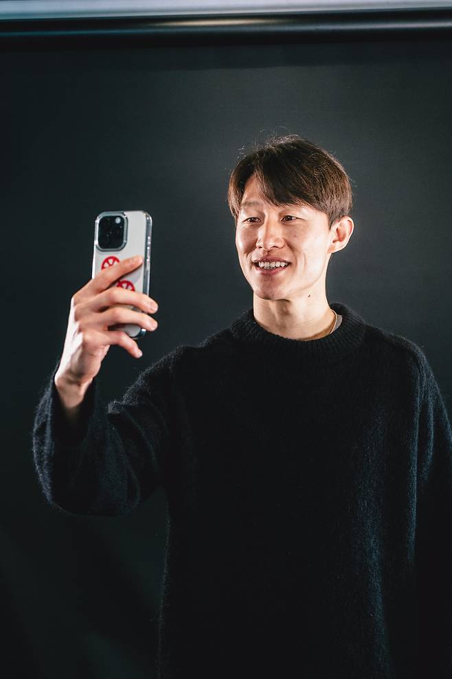 마인츠와 12일(한국시간) 계약연장를 마친 이재성이 휴대폰 셀카를 찍으며 미소짓고 있다. 사진제공|FSV마인츠05