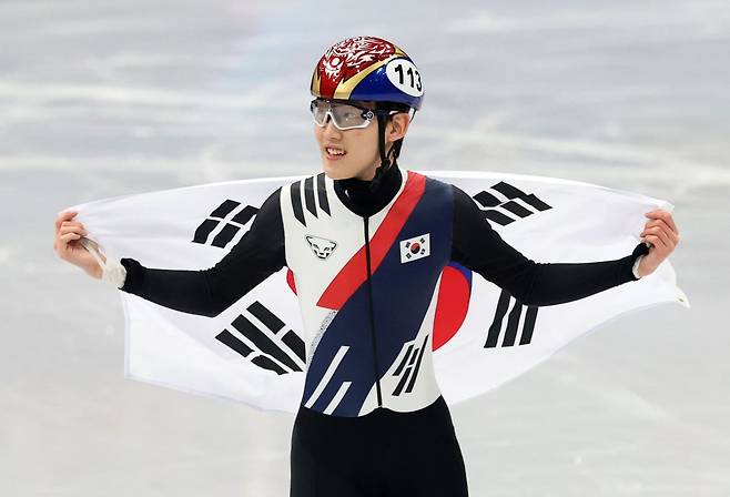 임종언(왼쪽)이 13일(한국시간) 밀라노 아이스스케이팅 아레나에서 열린 남자 1000m 결선서 동메달을 확정한 뒤 태극기를 펼치고 환호하고 있다. 밀라노ㅣ뉴시스