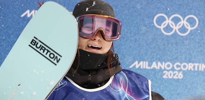 ▲ 13일 이탈리아 리비뇨 스노파크에서 열린 2026 밀라노·코르티나담페초 동계올림픽 스노보드 여자 하프파이프 결선에서 최가온은 최종 3차 시기 90.25점을 기록, 클로이 김(미국·88.00점)을 제치고 금메달을 목에 걸었다. 이번 대회 한국 선수단의 첫 금메달이자, 한국이 동계올림픽 설상 종목(스키·스노보드·바이애슬론 포함)에서 획득한 사상 첫 금메달이다. 한국 동계 스포츠가 빙상 중심에서 설상 종목으로 외연을 넓히는 상징적인 순간이었다. ⓒ연합뉴스