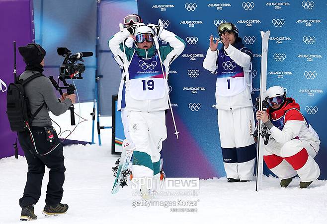 ▲ 프리스타일 스키 남자 모굴 종목 메달리스트들. 호주의 쿠퍼 우즈가 턴 점수에서 캐나다의 미카엘 킹스베리를 누르고 금메달을 차지했다. 동메달은 일본의 호리시마 이쿠마.