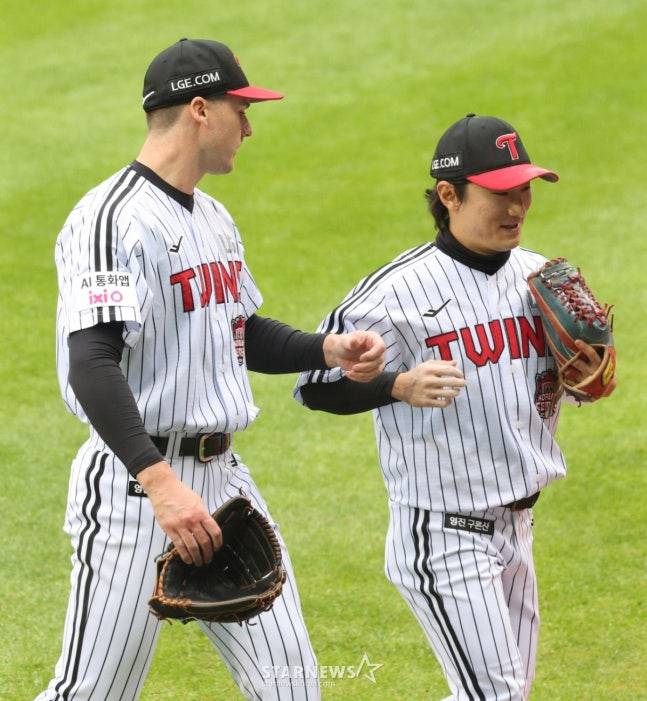 LG 앤더스 톨허스트(왼쪽)와 신민재. /사진=김진경 대기자