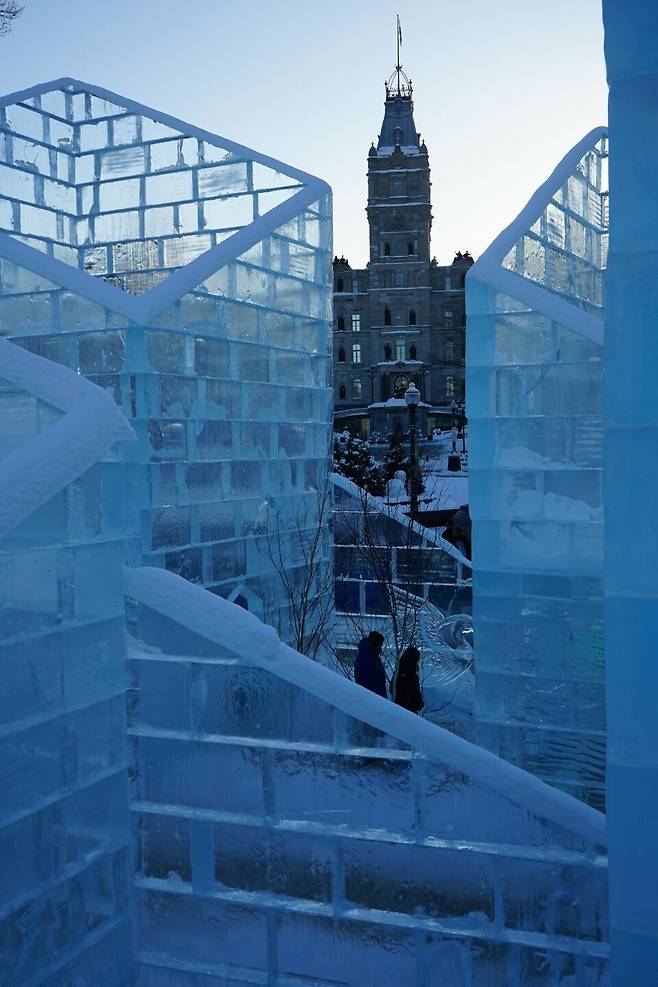 윈터 카니발에서는 거대한 얼음 궁전을 만날 수 있다