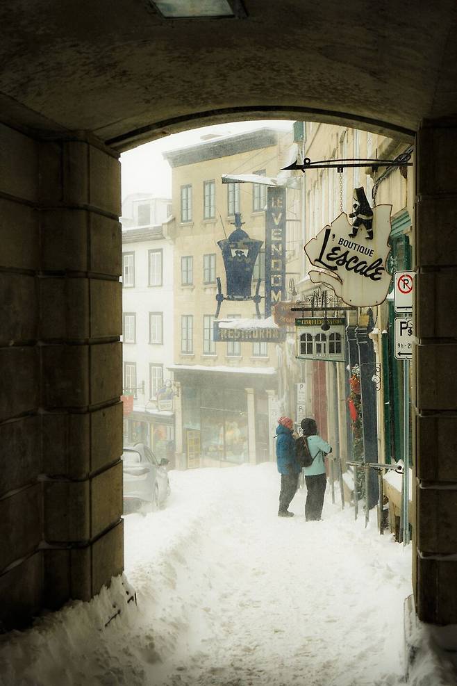 폭설이 내리는 퀘벡 올드타운. 실시간으로 제설 작업을 해도 눈이 계속 쌓인다