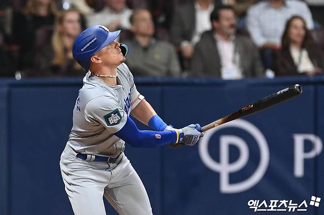 LA 다저스가 13일 키케 에르난데스와 1년 450만 달러(약 65억원) 규모의 계약을 체결했다. 2020, 2024, 2025년 다저스 소속으로 월드시리즈 우승 반지를 낀 에르난데스는 다저스 유니폼을 입고 10번째 시즌을 보내게 됐다. 엑스포츠뉴스 DB