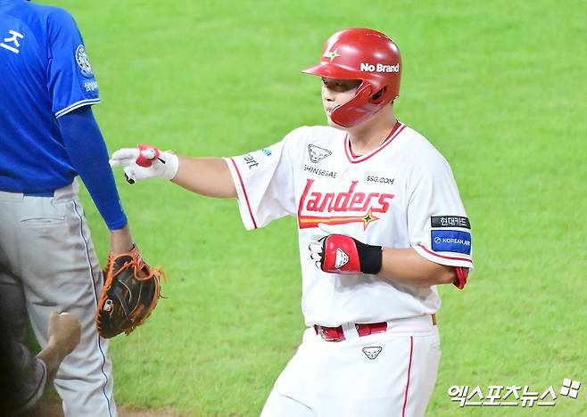6일 오후 인천SSG랜더스필드에서 열린 '2025 신한 SOL Bank KBO리그' 삼성 라이온즈와 SSG 랜더스의 경기, 6회말 1사 1,3루 SSG 현원회가 1타점 적시타를 날린 후 기뻐하고 있다. 엑스포츠뉴스 DB