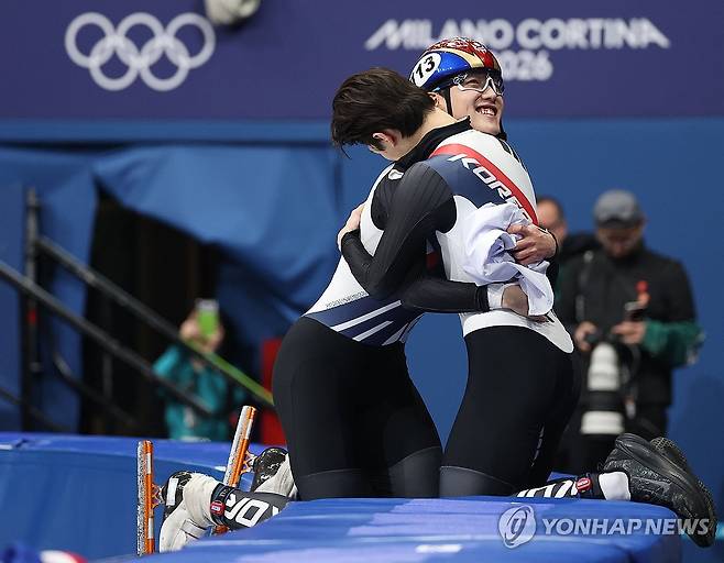 동료와 함께 나누는 메달 기쁨 (밀라노=연합뉴스) 이지은 기자 = 12일(현지시간) 이탈리아 밀라노 아이스스케이팅 아레나에서 열린 2026 밀라노ㆍ코르티나담페초 동계올림픽 쇼트트랙 남자 1,000m 결승에서 동메달을 획득한 임종언이 신동민과 함께 기뻐하고 있다. 2026.2.13 jieunlee@yna.co.kr