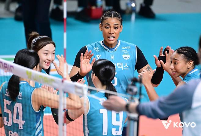 GS칼텍스의 외국인 주포 실바(뒤쪽 중앙) [한국배구연맹 제공. 재판매 및 DB 금지]