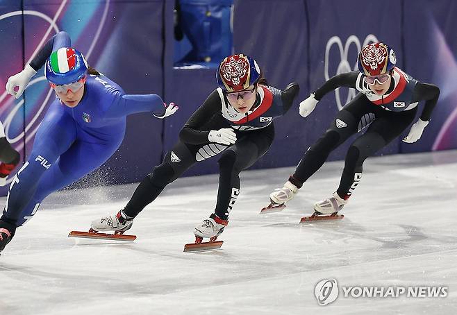 질주하는 최민정-이소연 (밀라노=연합뉴스) 이지은 기자 = 12일(현지시간) 이탈리아 밀라노 아이스스케이팅 아레나에서 열린 2026 밀라노ㆍ코르티나담페초 동계올림픽 쇼트트랙 여자 500m 준준결승에서 한국 최민정과 이소연이 질주하고 있다. 2026.2.13 jieunlee@yna.co.kr