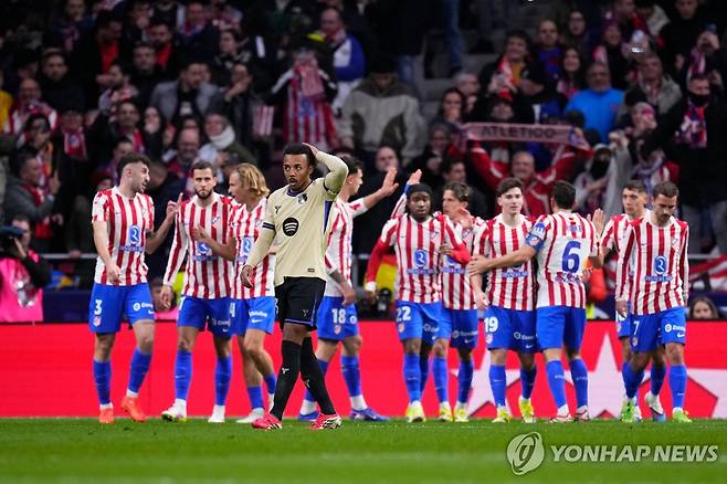 상대 자책골로 앞서나가게 되자 기뻐하는 아틀레티코 마드리드 선수들.  [AP=연합뉴스]