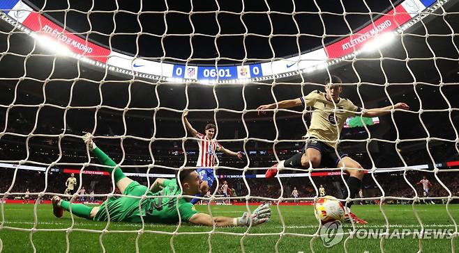 바르셀로나의 자책골 순간. [로이터=연합뉴스]