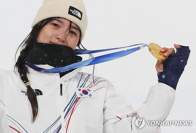 다친 손에 쥔 영광의 메달 (리비뇨=연합뉴스) 신준희 기자 = 12일(현지시간) 이탈리아 리비뇨 스노파크에서 열린 2026 밀라노-코르티나담페초 동계올림픽 스노보드 여자 하프파이프 결승에서 우승한 최가온이 금메달을 손에 들고 눈물을 글썽이고 있다. 2026.2.13 hama@yna.co.kr