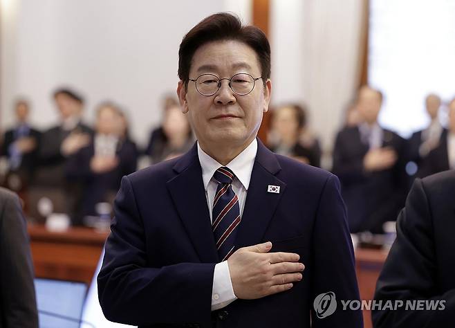 이재명 대통령, 수석보좌관회의 참석 (서울=연합뉴스) 한상균 기자 = 이재명 대통령이 12일 청와대에서 열린 수석보좌관회의에서 국기에 경례하고 있다. 2026.2.12 [청와대통신사진기자단] xyz@yna.co.kr