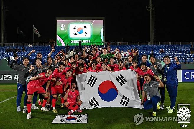 이민성호, 호주 2-1 잡고 U-23 아시안컵 4강행 (서울=연합뉴스) 18일(한국시간) 사우디아라비아 제다의 킹 압둘라 스포츠 시티 홀 스타디움에서 열린 2026 아시아축구연맹(AFC) U-23(23세 이하) 아시안컵 8강전에서 승리한 대표팀이 태극기를 들고 기념촬영하고 있다. 이민성 감독이 지휘하는 한국 U-23 대표팀은 이날 호주에 2-1로 이겨 준결승에 올랐다. 2026.1.18 [대한축구협회 제공. 재판매 및 DB금지] photo@yna.co.kr