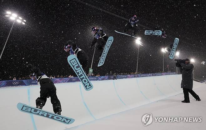 최가온의 마지막 도전 (리비뇨=연합뉴스) 류영석 기자 = 12일(현지시간) 이탈리아 리비뇨 스노파크에서 열린 2026 밀라노·코르티나담페초 동계 올림픽 스키 스노보드 여자 하프파이프 결선에서 최가온이 마지막 3차 시기 묘기를 선보이고 있다.
사진은 최가온의 3차 시기 두 번째 점프를 촬영한 사진 6장을 레이어 합성해서 만들었다. 2026.2.13 ondol@yna.co.kr