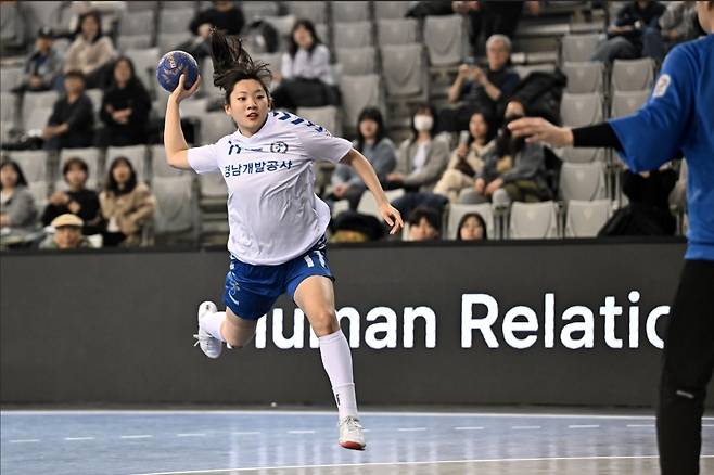 13일 부산시설공단과 경기에서 슛을 던지는 경남개발공사 김연우.  [한국핸드볼연맹 제공. 재판매 및 DB 금지]