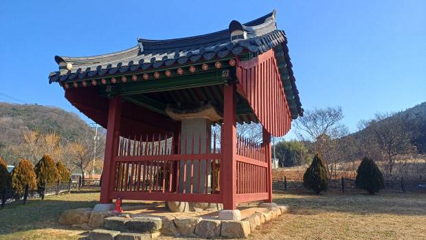 제봉 고경명 신도비. 그의 생애와 업적이 새겨져 있다.