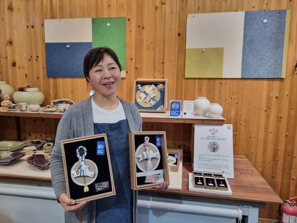 김해 서정도예 박현서 대표가 김해시 진례면에 있는 서정도예 공방에 전시된 '행운의 북어'를 소개하고 있다. /이수경 기자