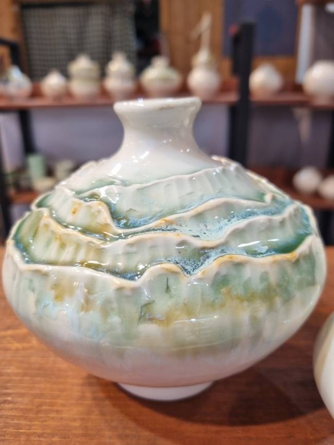 서정도예 대표 작품 '옥빛 도자기'. /이수경 기자
