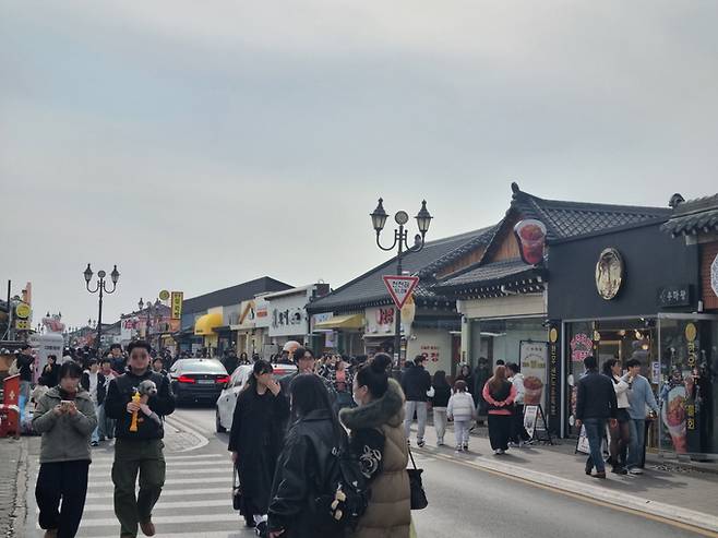 ▲ 설연휴 첫날인 14일 경주지역 최대의 관광명소인 황리단길에 나들이객들이 몰려들면서 하루 종일 북새통을 이뤘다. 황기환 기자