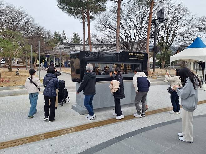 ▲ 설연휴 첫날인 14일 경주 보문단지 호반광장에 조성된 신라금관 모형 전시관에 나들이객들이 사진을 찍는 등 큰 관심을 보이고 있다. 황기환 기자